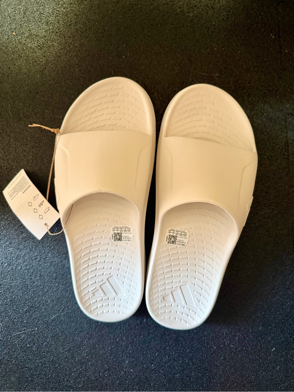 NWT ADIDAS Women's Slide Sandals in Off-White - Picture 1 of 5
